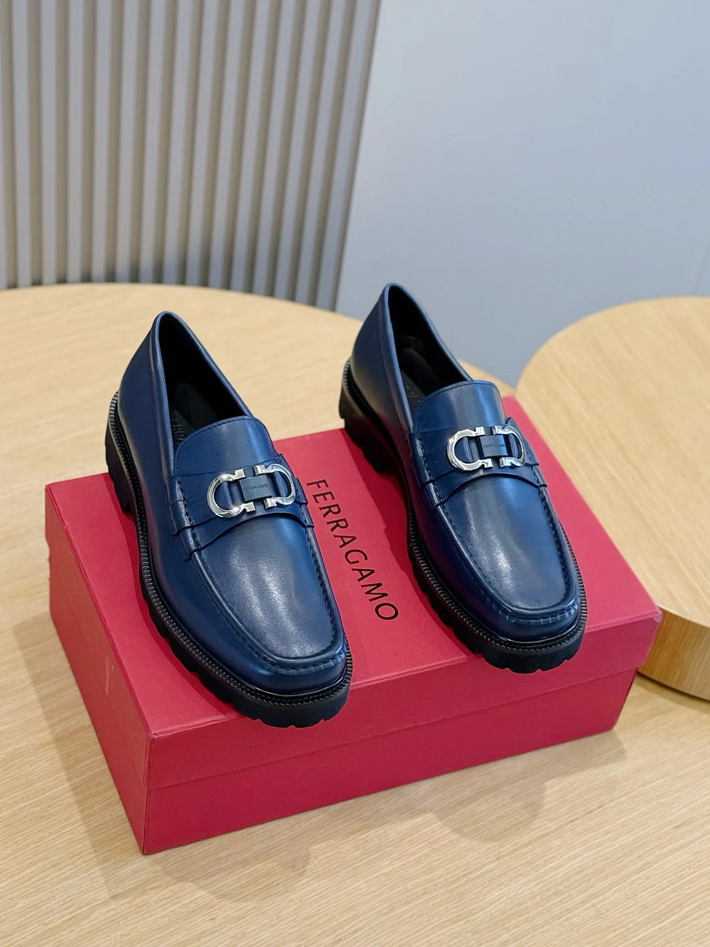 [Ferragamo] Top P: 760💰 Number of yards: 39~44 (38.45. Customized, non-returnable) Ferragamo men's leather derby shoes. The new derby shoes are light in texture and cool in style. They adopt exquisite eyelet uppers and novelly define urban trends. Made of brushed cowhide, it has a plump and rounded toe box and is decorated with delicate wingtip decorative details. Imported cowhide + cowhide lining.